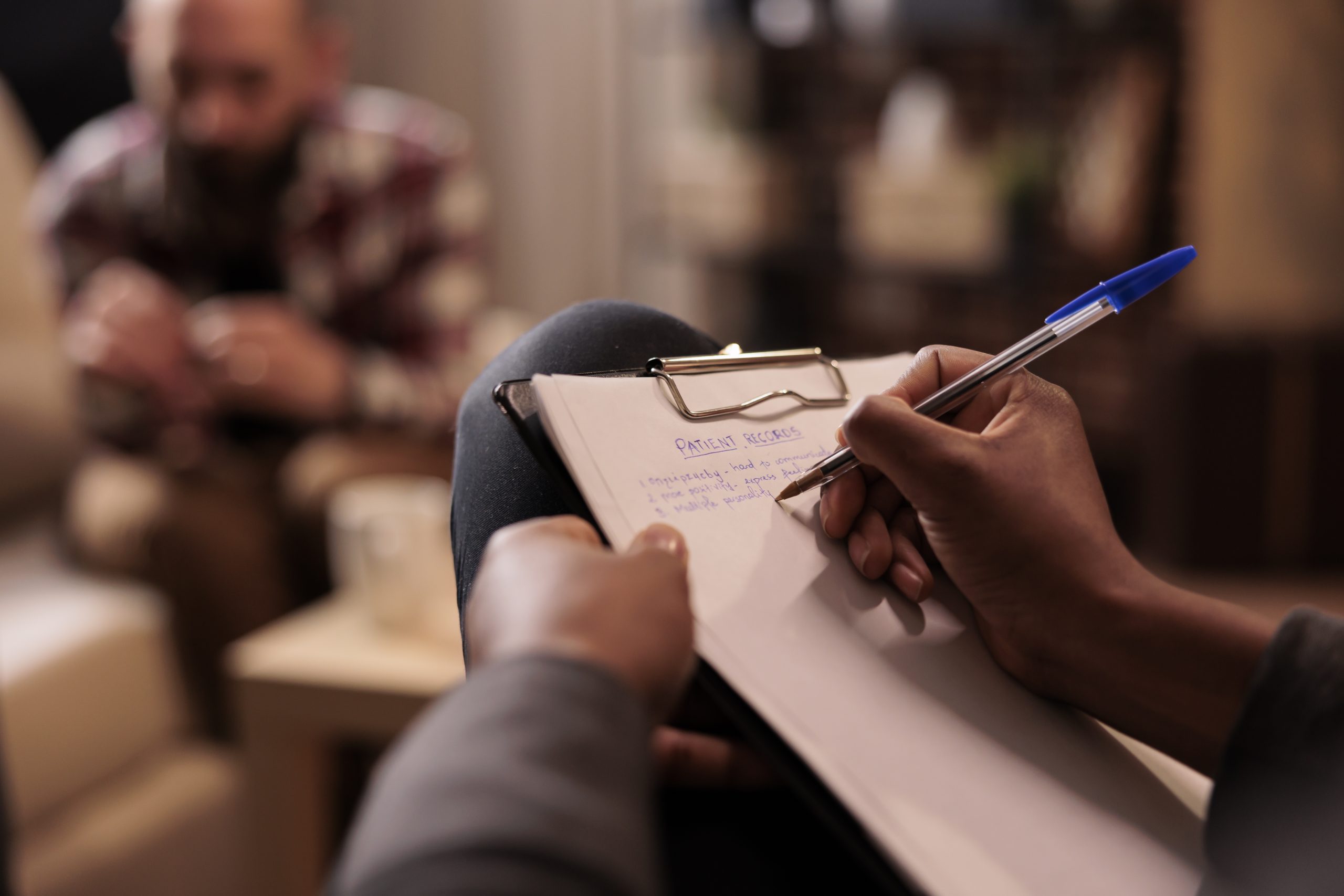 Psychotherapist in Mississuag taking notes at couple therapy session