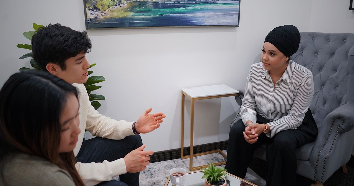 A calm, supportive counselling conversation