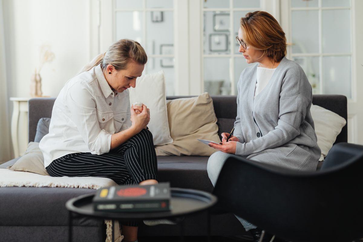 Warm counselling conversation in Etobicoke