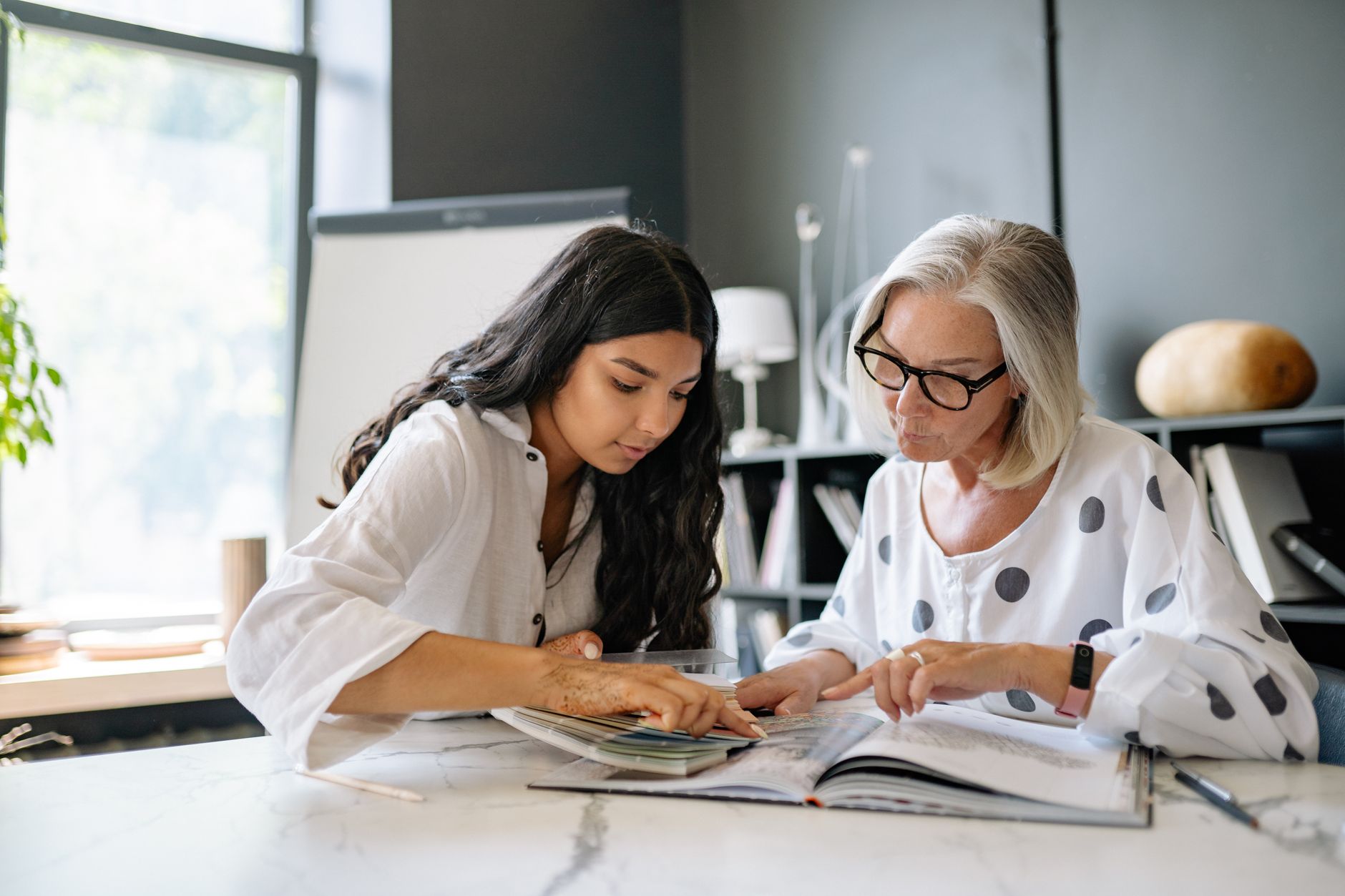 Clinical supervisor mentoring a therapist